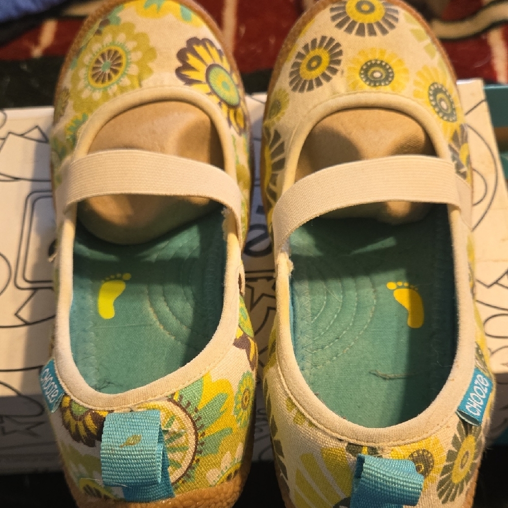 Chooze Artistic Yellow and Green Slippers